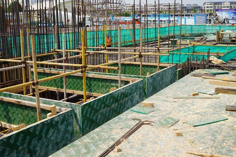 塑面/覆塑建筑模板：高強(qiáng)耐候，構(gòu)筑安全工程基石的現(xiàn)代選擇